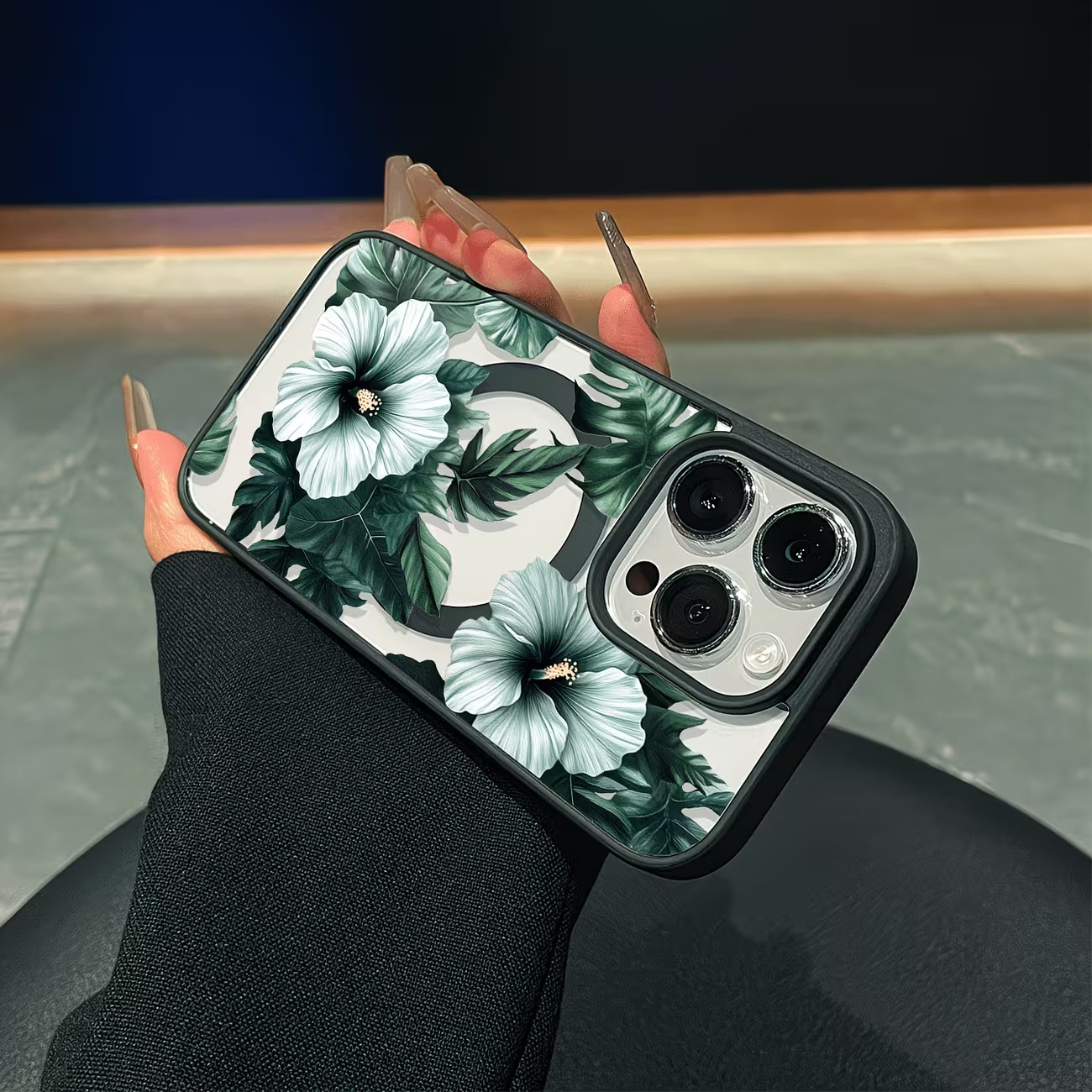 グリーンフローラルプリントのiPhoneケース iPhone - Apple Iphone 15 のレビューと価格